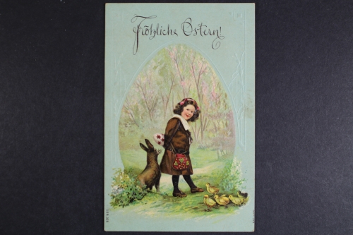 Fröhliche Ostern, Mädchen mit Osterei, Hase, Küken, Prägekarte