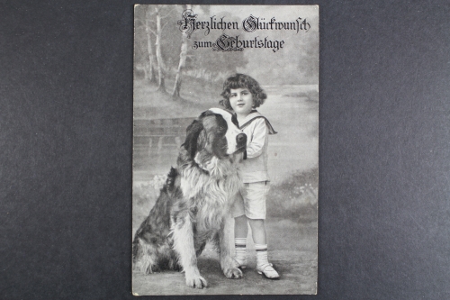 Glückwunsch zum Geburtstag, Kind mit großen sitzenden Hund