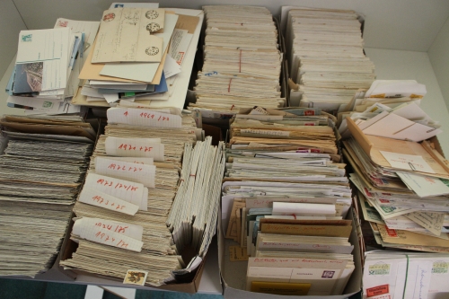 Briefe-, Karten-, Ganzsachen-Posten, großer Karton voll Material