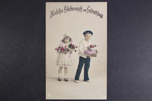 Glückwunsch zum Geburtstag, zwei Kinder mit Blumen u. Geschenke