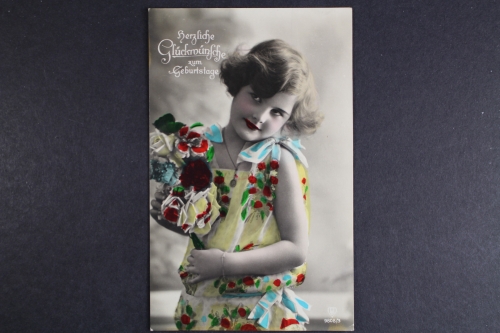 Glückwunsch zum Geburtstag, junges Mädchen mit Blumen