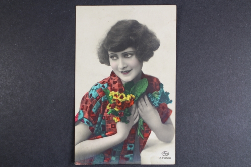 Junge Frau mit Blumen