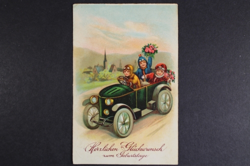 Glückwunsch zum Geburtstag, 3 Kinder mit Blumen im Auto