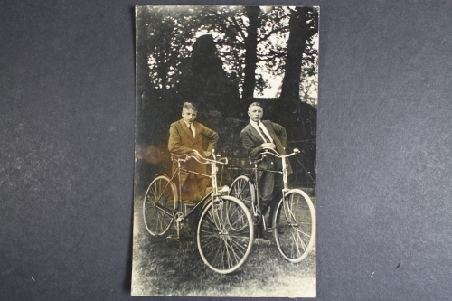 Zwei junge Männer mit Fahrrad