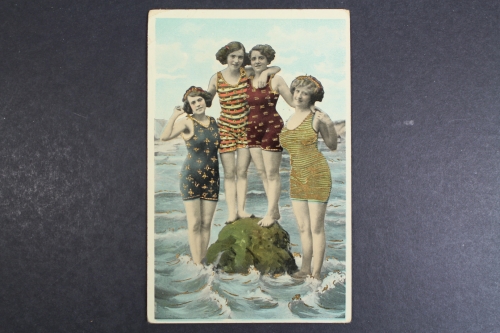 4 junge Frauen im Wasser, Badebekleidung