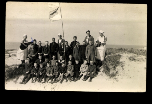 Kindergruppe und 2 Erzieherinnen mit Gitarre, Norderney 1929