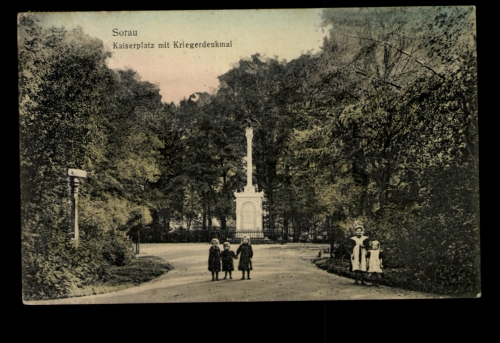 Surau, Kaiserplatz mit Denkmal, Kinder