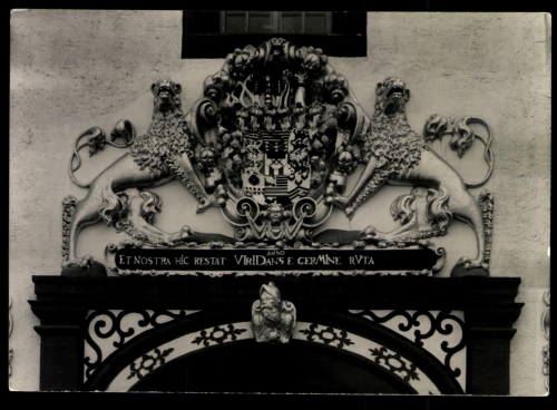 Augustusburg/Erzgeb., Schloßhof, Wappen über dem Südportal
