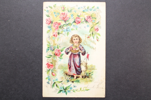 Fröhliche Ostern, Mädchen trägt Korb mit bunten Eiern, Prägekarte