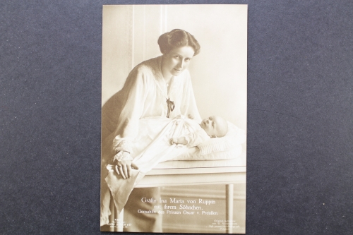 Gräfin Ina Maria von Ruppin mit ihrem Söhnchen