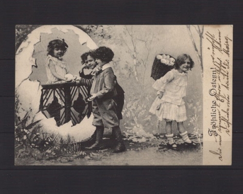 Fröhliche Ostern, 4 Kinder und Ostereier