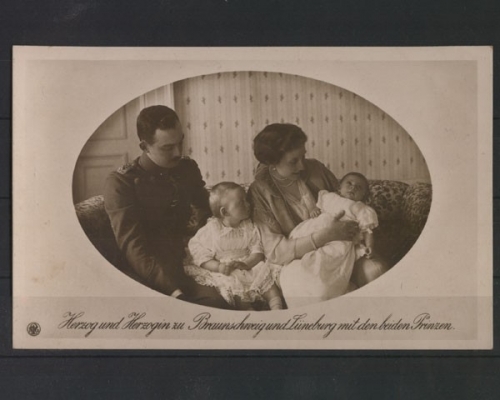 Herzog u. Herzogin z. Braunschweig u. Lüneburg mit Prinzen