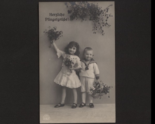 Herzliche Pfingstgrüße, Kinder mit Blumensträuße