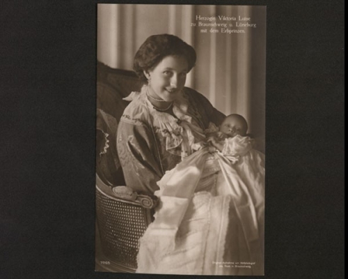 Herzogin Viktoria Luise mit dem Erbprinzen
