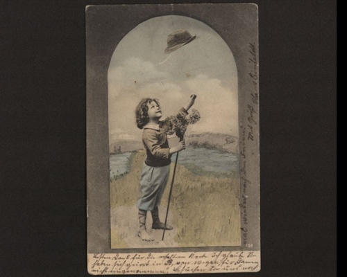 Junger, fröhlicher Wanderbursche