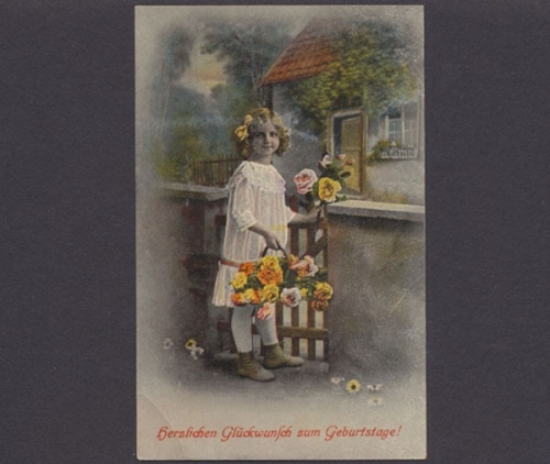 Mädchen mit Rosenkorb überbringt Geburtstagsglückwünsche