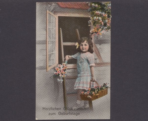 Mädchen mit Blumenkorb überbringt Geburtstagsglückwünsche