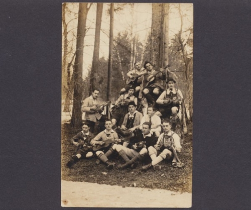 Musikergruppe im Wald