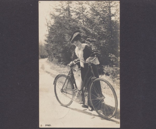 Dame mit Fahrrad