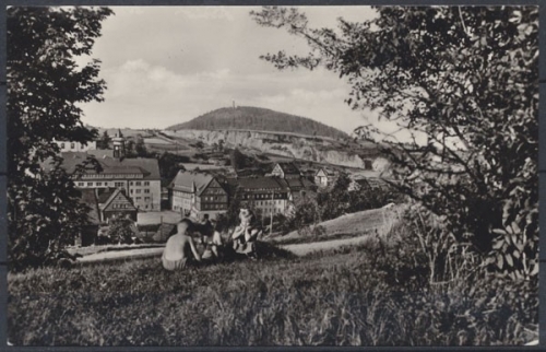 Altenberg i. Erzgeb., 3 Kinder auf der Wiese, Blick auf den Ort und zum Geisingberg
