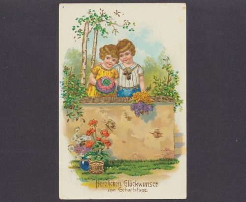 Zwei Mädchen mit Blumenstrauß senden herzlichen Glückwunsch zum Geburtstag