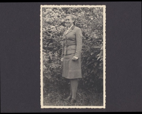 Frau in Uniform