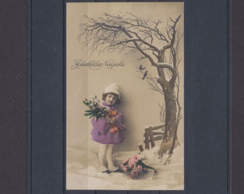 Glückliches Neujahr, Mädchen mit Tannenzweigen in Winterlandschaft