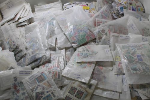 Briefmarken, riesiger Kiloware-Posten mit Material aus aller Welt, über 16 KG