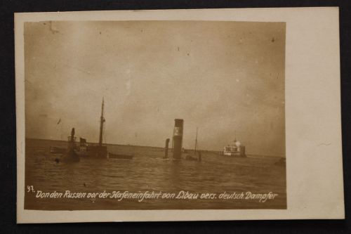 Von den Russen vor der Hafeneinfahrt von Libau versenkter deutscher Dampfer