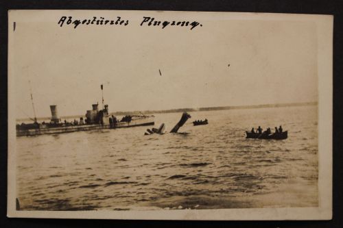 Flugzeug und Kriegsschiff, abgestürztes Flugzeug
