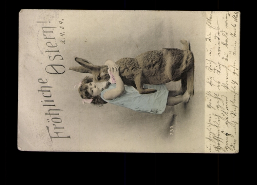 Fröhliche Ostern, Kind mit lebensgroßen Osterhasen