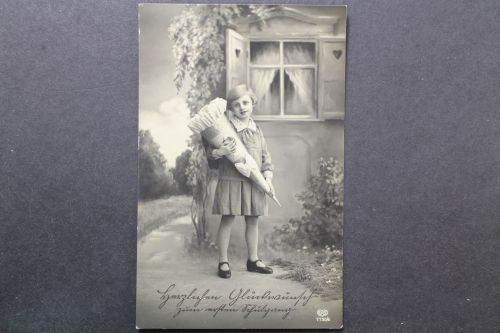 Glückwunsch zum ersten Schulgang, Mädchen mit Zuckertüte