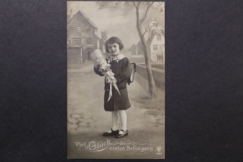 Viel Glück zum ersten Schulgang, Mädchen mit Zuckertüte und Ranzen
