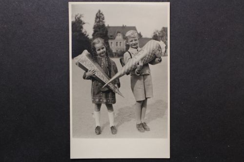 Mädchen und Junge mit Zuckertüte