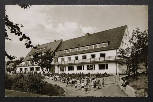 Winterberg-Astenberg, Kinder vor der Jugendherberge