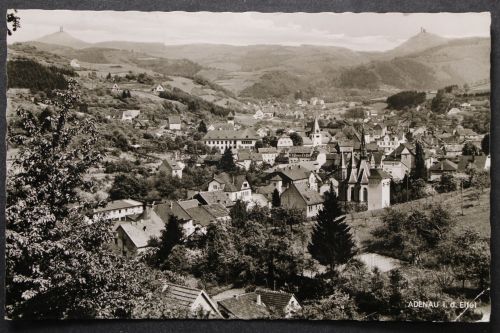 Adenau/ Eifel, Blick auf den Ort, die Hohe Acht und Nürburg