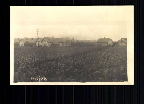 Hajek, einige Häuser vom Feld aus gesehen