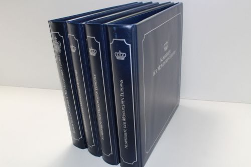 Borek, 4 blaue Ringbinder mit Aufdruck "Numisbriefe der Monarchien Europas"