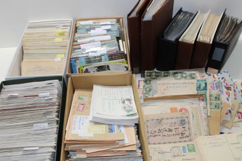 Belege, Karten, Ansichtskarten - großer Karton voll Material