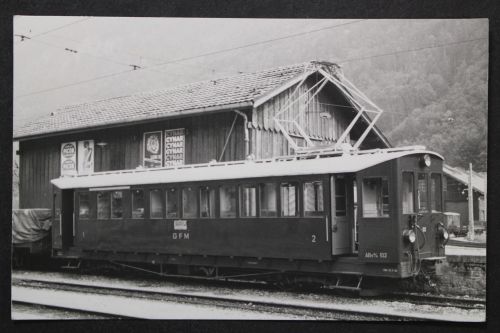 Eisenbahnwaggon vor Bahngebäude