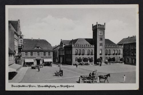 Neustettin, Marktplatz mit Rathaus