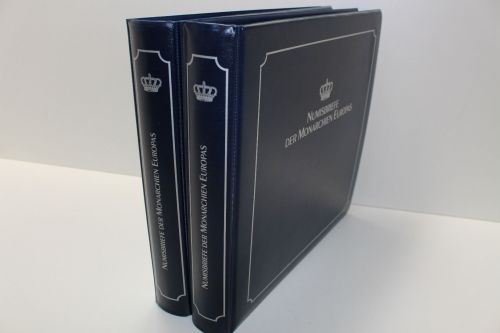 Borek, 2 blaue Ringbinder mit Aufdruck "Numisbriefe der Monarchien Europas"