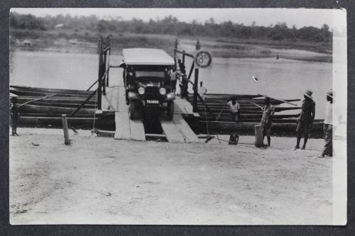 Kongo Afrika, Auto beim Übersetzten eines Flusses, ca. 1920er Jahre