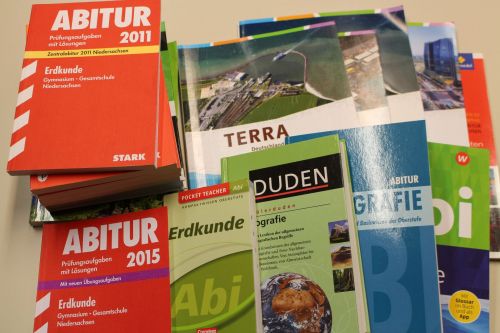 Schulbücher Oberstufe / Abitur. Thema: Erdkunde / Geografie, 16 Ausgaben