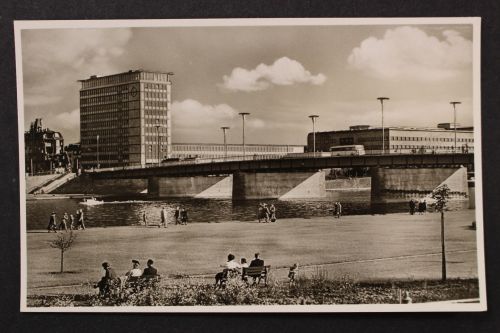 Frankfurt a. M., Friedensbrücke und Hochhaus Süd