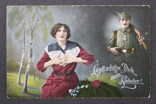 Junge Frau, im Hintergrund ein Soldat, Gott schütze Dich mein Liebster!