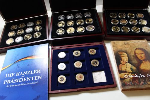 Medaillen-Posten mit 4 Kassetten und 2 Klappalben