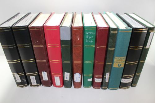 Briefmarken Posten Europa und Übersee in 12 Alben