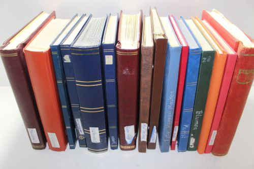 Briefmarken Posten Europa und Übersee in 16 Alben