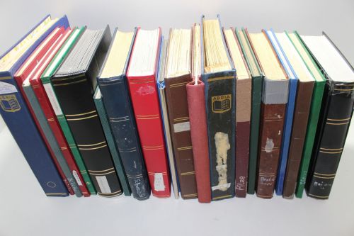 Briefmarken Posten Europa und Übersee in 20 Alben